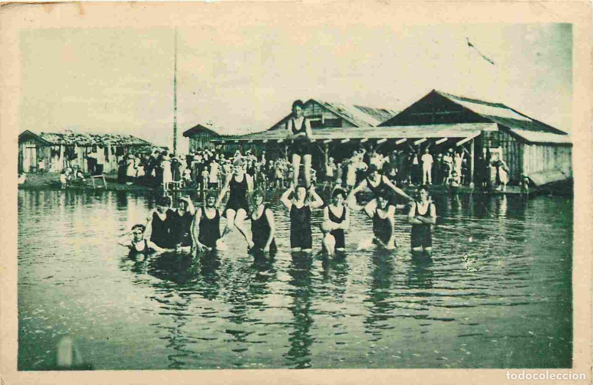Cartoline: France - 33 - Gujan-Mestras - La Barboti&egrave;re - Un groupe de Baigneurs - Anim&eacute;e - Femme en maillot de