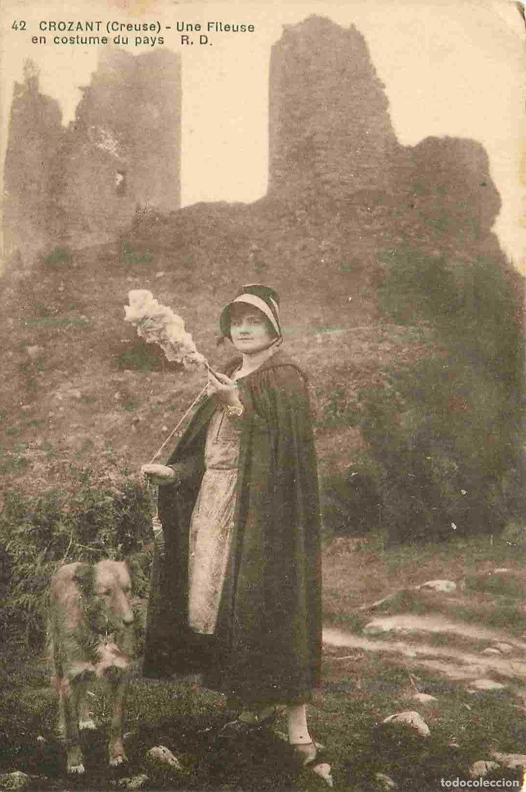 Postkarten: France - 23 - Crozant - Une fileuse en costume du pays - Anim&eacute;e - Folklore - Sc&egrave;ne et Types - Chiens