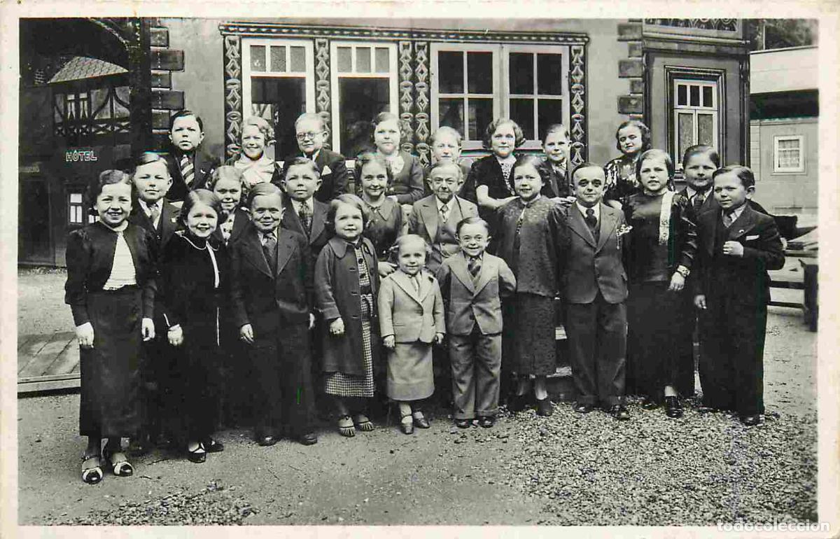 Postkarten: France - 75 - Paris - Exposition internationale de 1937 - Esplanade des invalides - Un groupe de la