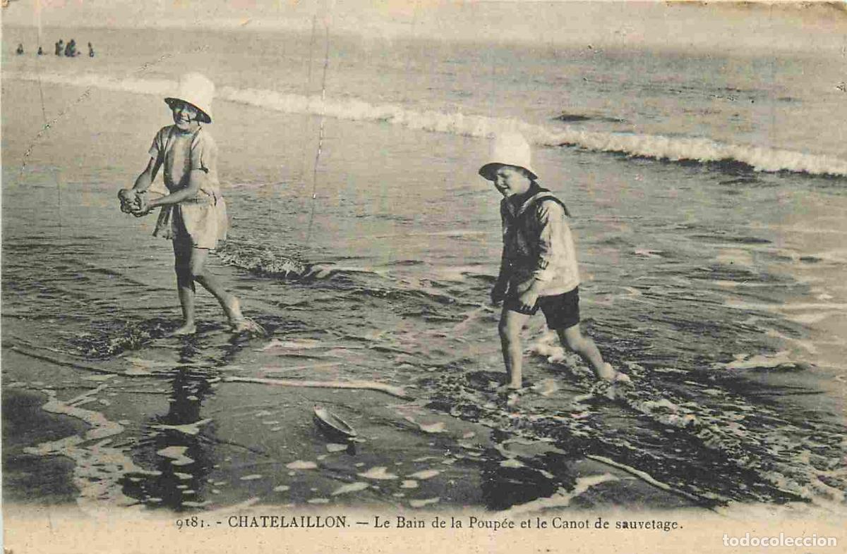 Cartes Postales: France - 17 - Chatelaillon - Le bain de la poup&eacute;e et le canot de sauvetage - Anim&eacute;e - Enfants - CPA