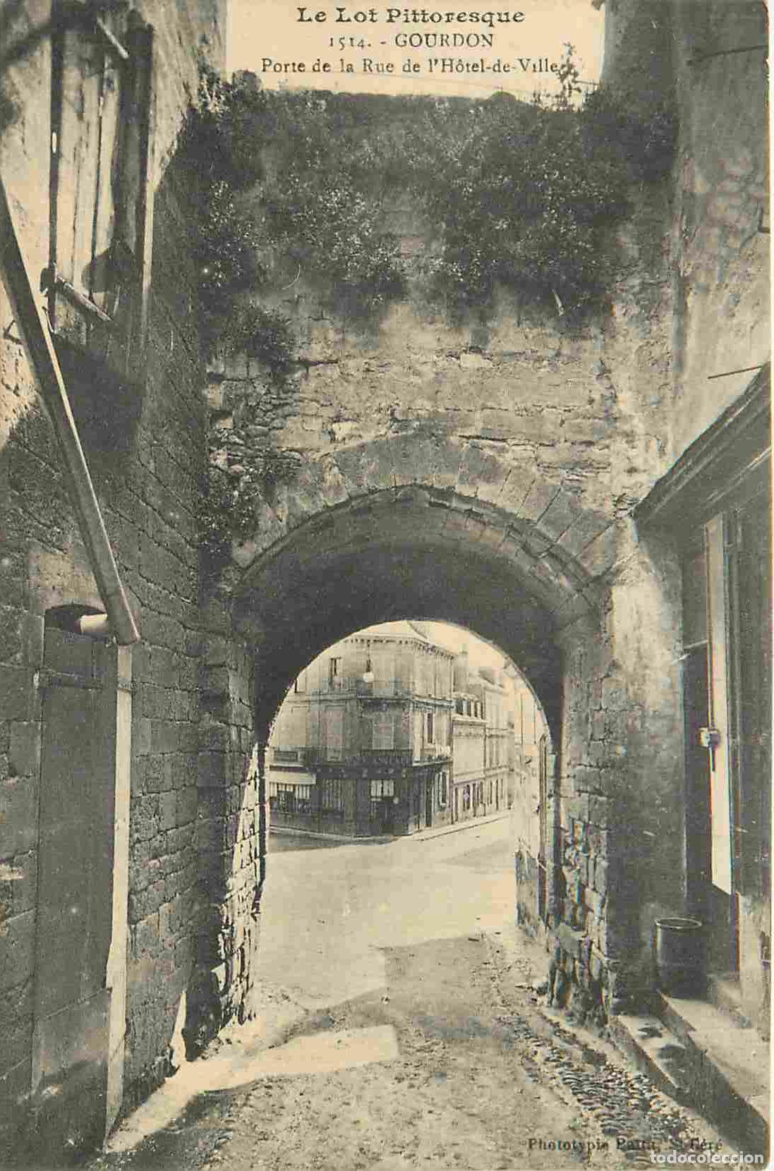 Postcards: France - 46 - Gourdon - Parte de la rue de l'h&ocirc;tel de ville - CPA - Voyag&eacute;e en 1913 - Voir Scans Rec