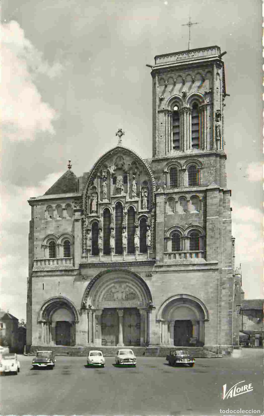 Postais: France - 89 - Vezelay - La Basilique Sainte-Madeleine - Automobiles - Carte Dentel&eacute;e - CPSM format C