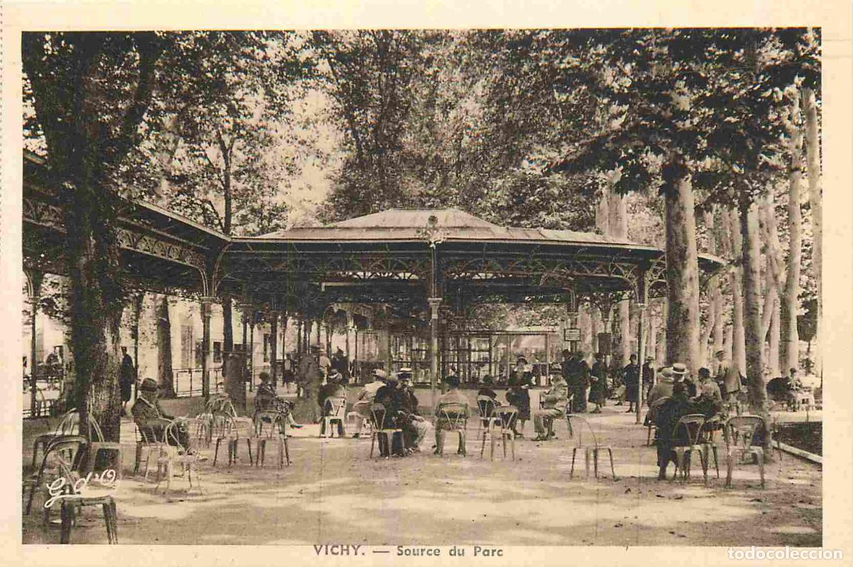Postcards: France - 03 - Vichy - Source du parc - Anim&eacute;e - Carte provenant d'un Carnet - CPA - Voir Scans Recto