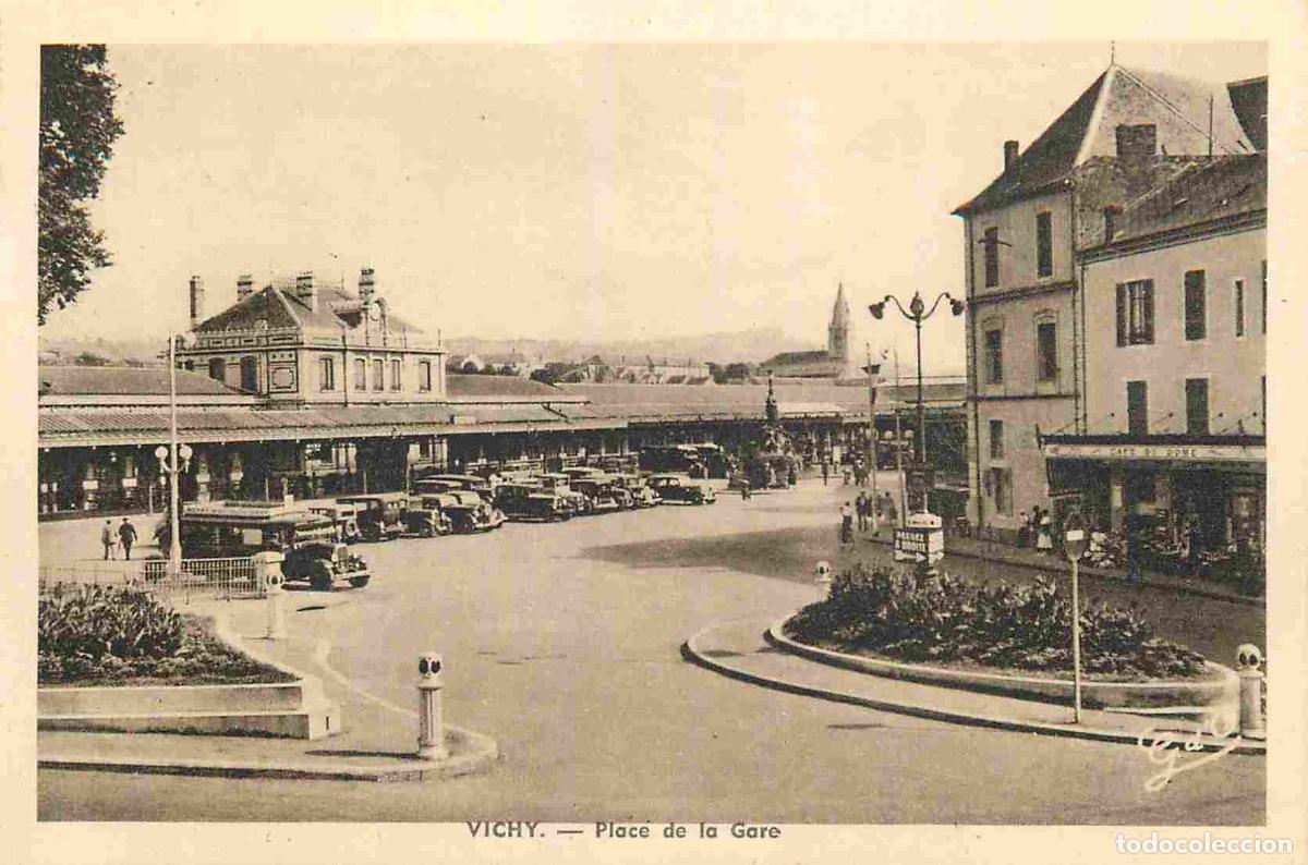 Postais: France - 03 - Vichy - Place de la gare - Anim&eacute;e - Automobiles - Carte provenant d'un Carnet - CPA -