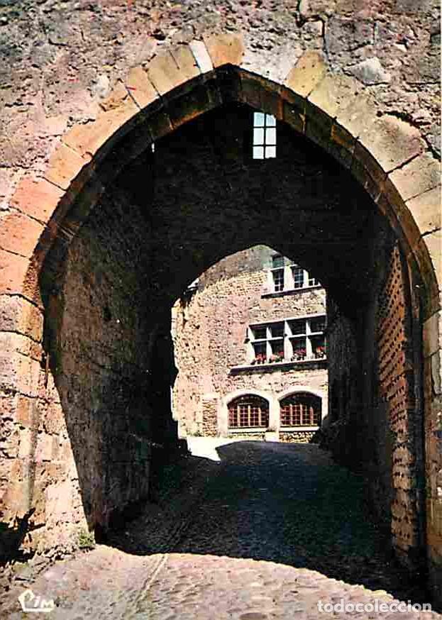 Postkarten: Francia - 01 - P&eacute;rouges - Cit&eacute; M&eacute;di&eacute;vale - La Porte d'en haut - Au fond Maison Vernay - Carte Neuve