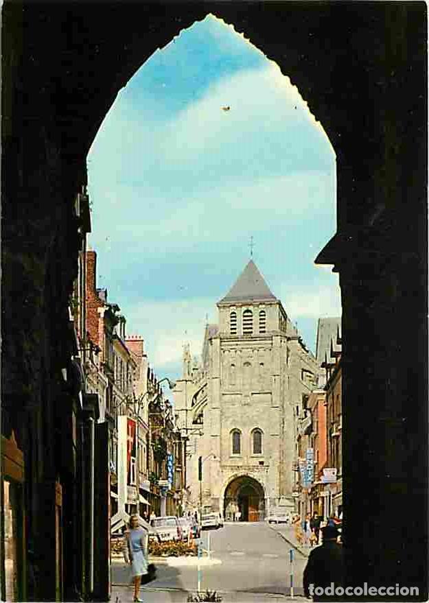 Postkarten: Francia - 02 - Saint Quentin - La Basilique - Vue &agrave; travers les arcades de l'Hotel de Ville - Automo
