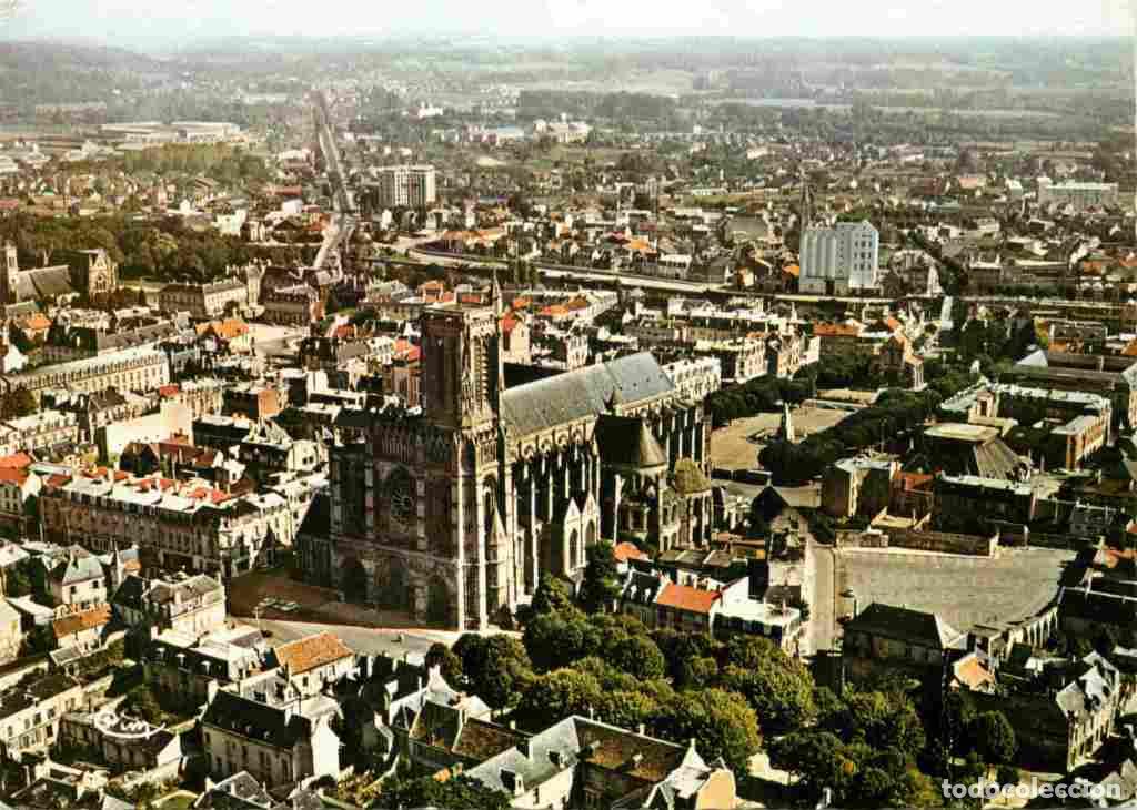Postcards: Francia - 02 - Soissons - Vue G&eacute;n&eacute;rale a&eacute;rienne - La Cath&eacute;drale - Carte Dentel&eacute;e - CPSM grand format