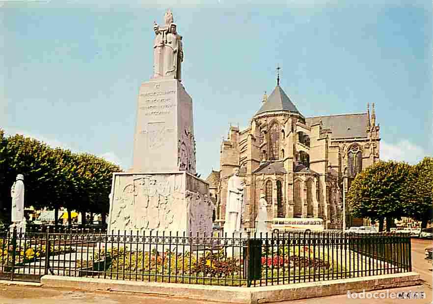 Cartoline: Francia - 02 - Soissons - Le Monument aux Morts - La Cath&eacute;drale - CPM - Voir Scans Recto-Verso
