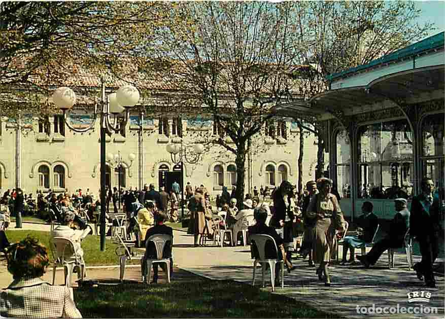 Postcards: Francia - 03 - Vichy - L'esplanade pi&eacute;tonne du Forum et des Sources - Carte Neuve - CPM - Voir Scans
