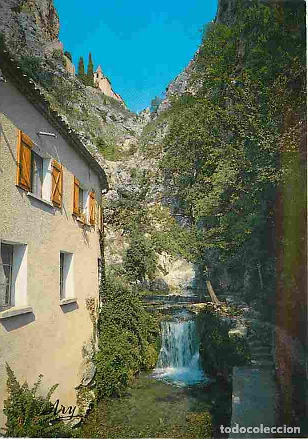 Postkarten: Francia - 04 - Moustiers Sainte Marie - La Source et la Chapelle de Notre Dame de Beauvoir - Flamme