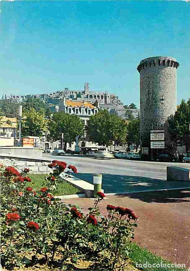Postales: Francia - 04 - Sisteron - Un des Tours d'enceinte du XIVes et la Citadelle dominant la Ville - Autom