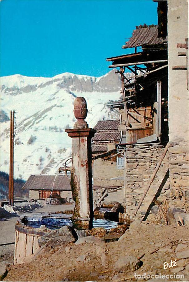 Postales: Francia - 05 - Saint V&eacute;ran - Vieux chalets et fontaine ancienne dont le bois a r&eacute;sist&eacute; &agrave; plusieurs s