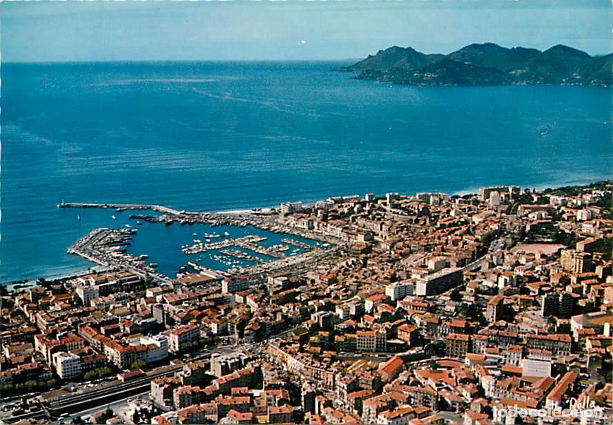 Postales: Francia - 06 - Cannes - Cannes et son Port - Au loin la Cha&icirc;ne de l'Est&eacute;rel - Vue a&eacute;rienne - CPM - C