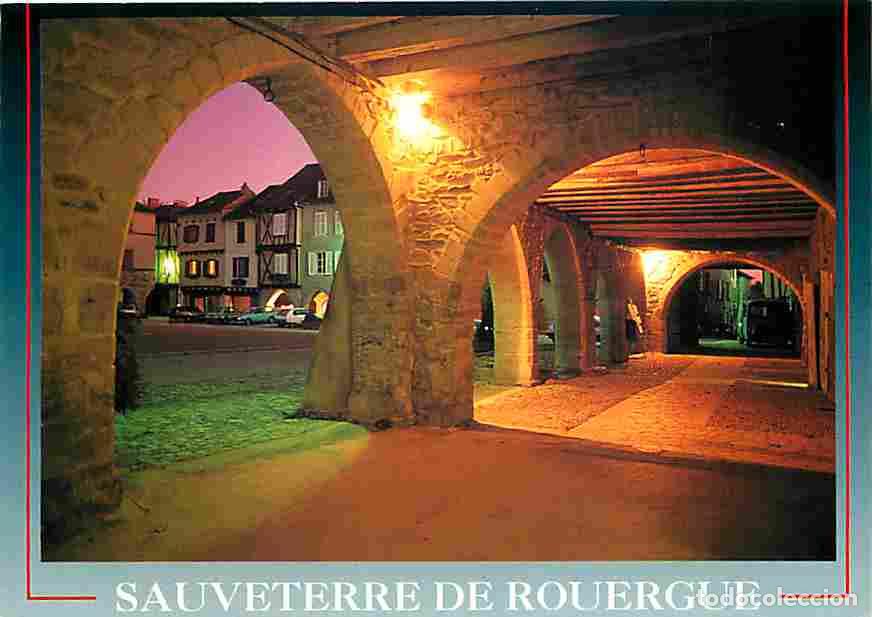 Postkarten: Francia - 12 - Sauveterre de Rouergue - La Place vue des Arcades - Automobiles - Vue de Nuit - CPM -