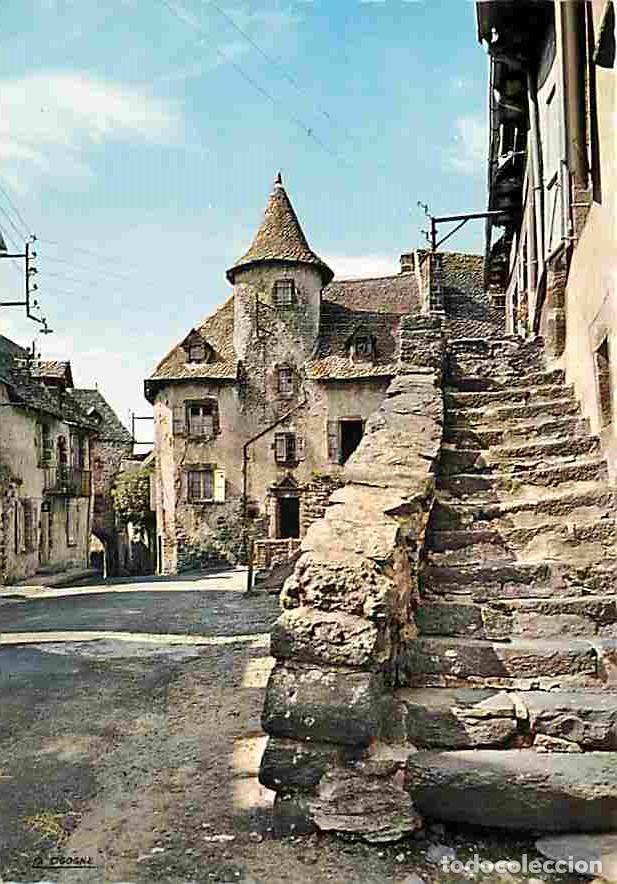 Postales: Francia - 15 - Salers - La maison Bertrandy - Sa tour ronde et sa porte - A droite escalier d'&eacute;poque