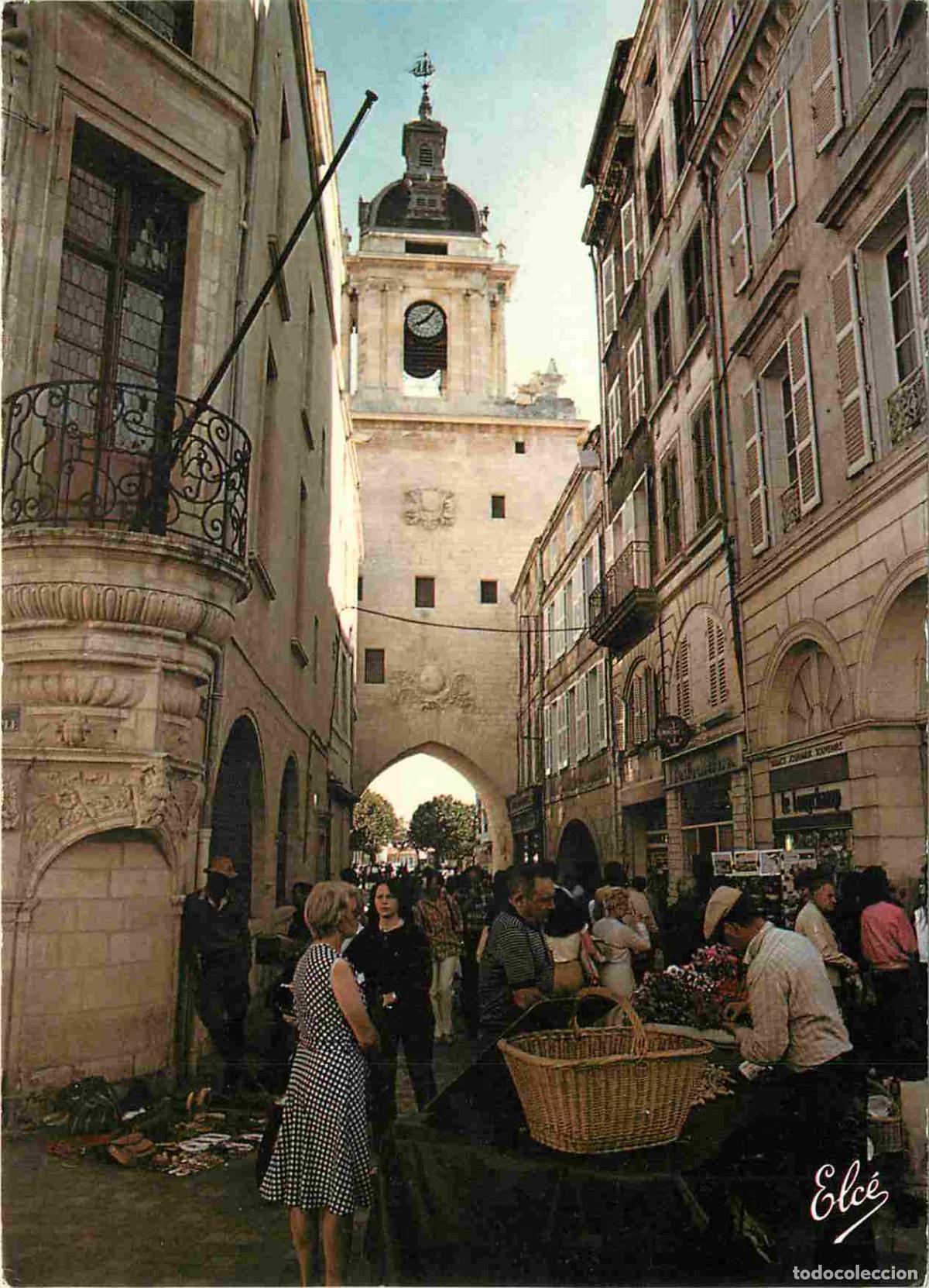 Postales: Francia - 17 - La Rochelle - La rue pi&eacute;tonne avec la Tour de la Grosse Horloge vue de la Place Frome