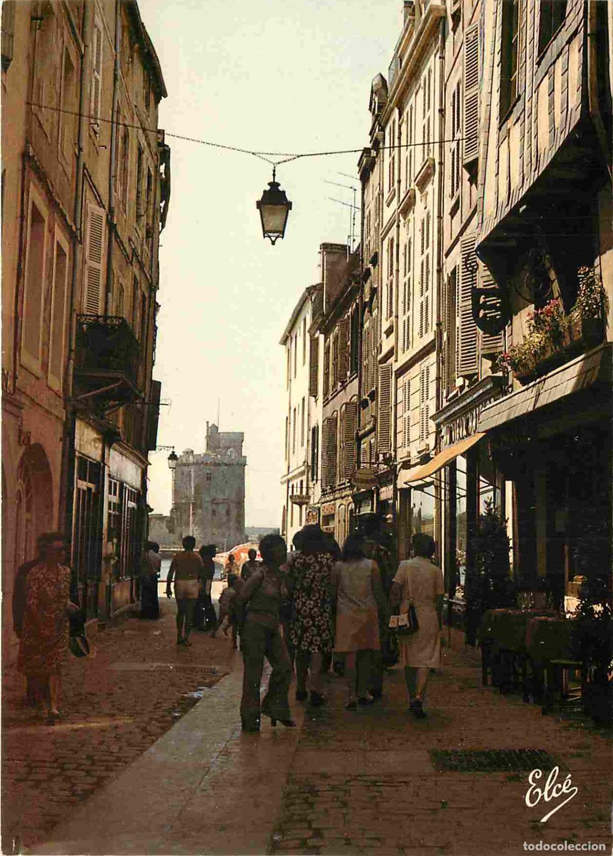 Postales: Francia - 17 - La Rochelle - Vieille Rue donnant sur le Port - Au fond la Tour Saint-Nicolas - CPM -