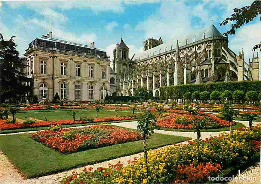 Cartes Postales: Francia - 18 - Bourges - L'Hotel de Ville et ses Jardins - La Cath&eacute;drale Saint Etienne - Fleurs - Fl