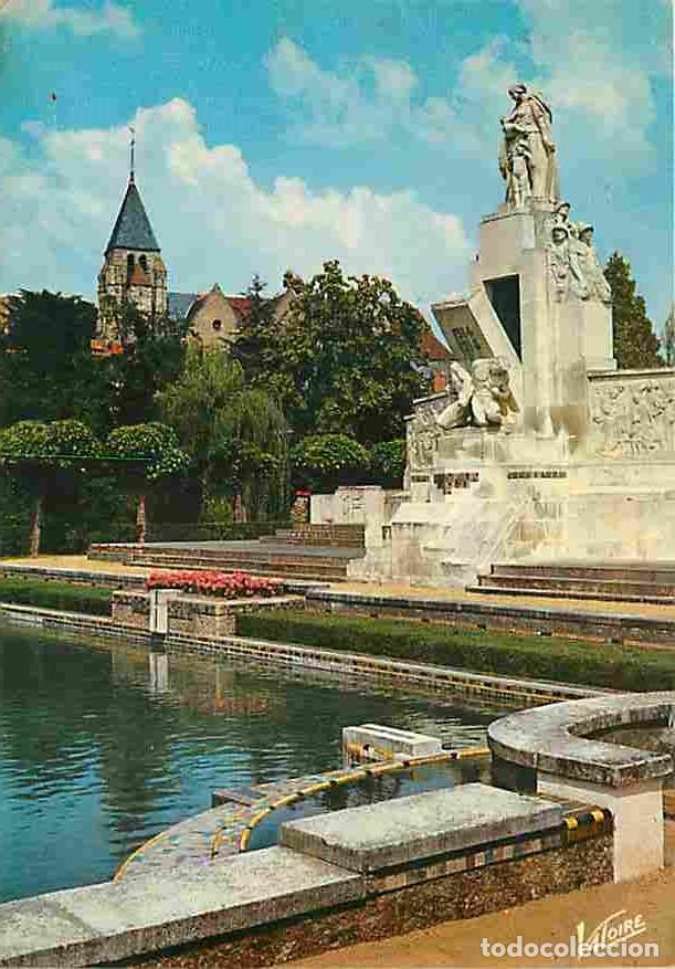 Cartes Postales: Francia - 18 - Vierzon - Dans le jardin public : le monument de Karcher. Au fond, a gauche, l'&eacute;glise