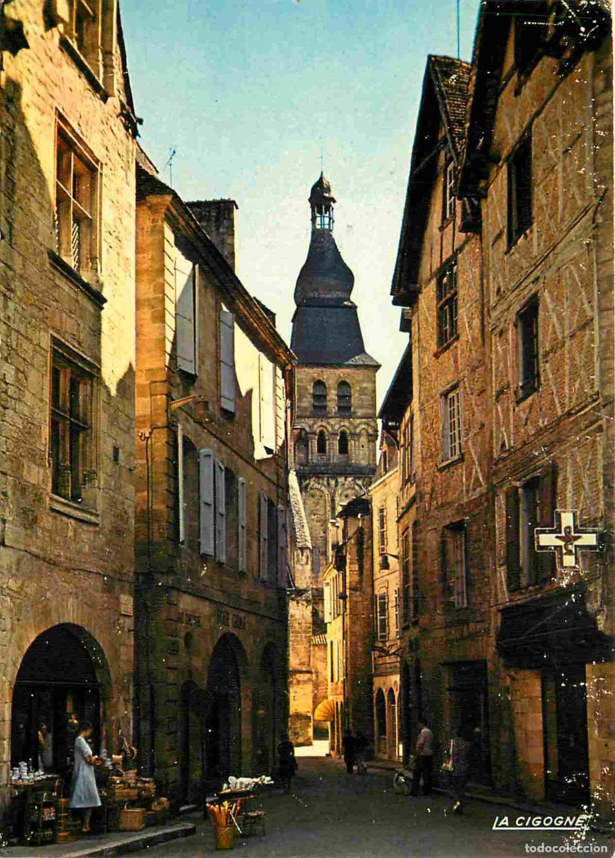 Postales: Francia - 24 - Sarlat la Caneda - La rue de la Libert&eacute; et la Tour Romane de la cath&eacute;drale Saint-Sace