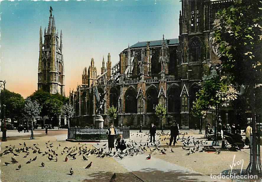 Postales: Francia - 33 - Bordeaux - Tour Pey-Berland et Cath&eacute;drale Saint-Andr&eacute; - Nourissage des Pigeons - CPM