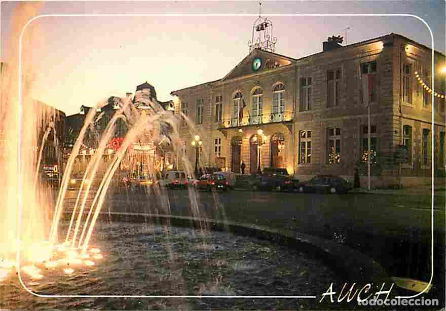 Postales: Francia - 32 - Auch - Place de la Lib&eacute;ration - Vue de Nuit - Jets d'eau - Automobiles - Flamme Posta