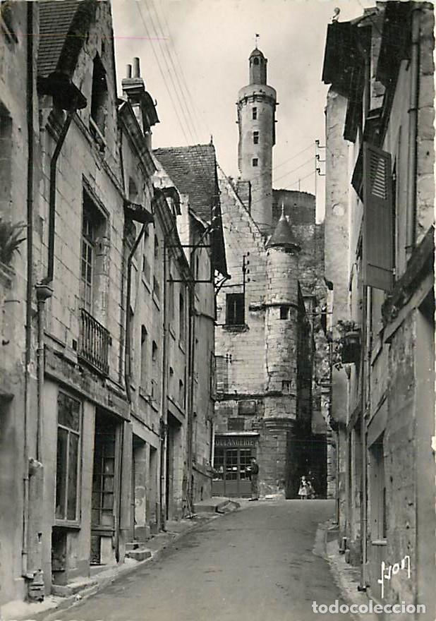 Postales: Francia - 37 - Chinon - Au fond : Maison o&ugrave; mourut Richard-C�ur-de-Lion en 1199 et Tour de l'Horloge