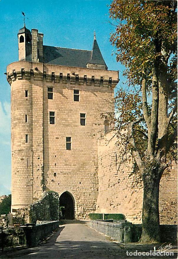 Postales: Francia - 37 - Chinon - L'entr&eacute;e du ch&acirc;teau : la tour de l'Horloge - Carte Neuve - CPM - Voir Scans