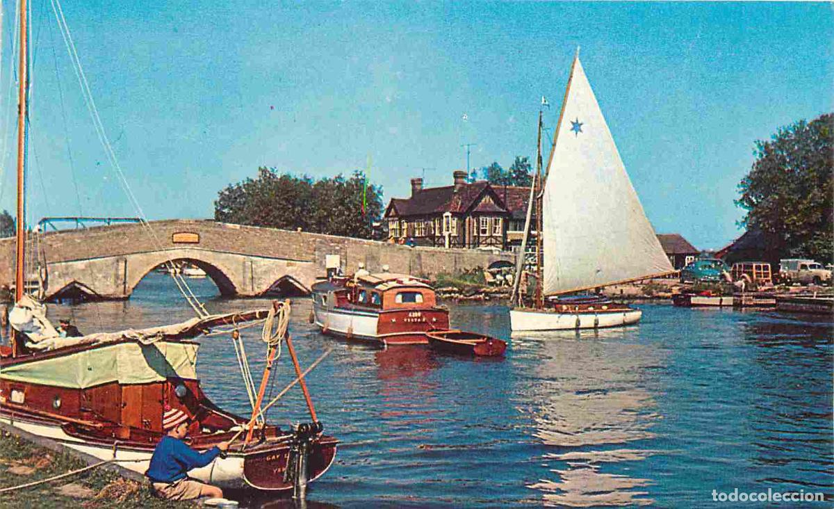 Cartoline: Royaume-Uni - Potter Heigham - Potter heigham bridge - the famous three arched bridge is a centre of