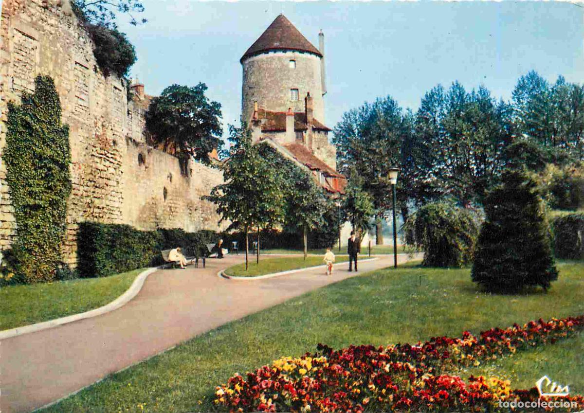 Postales: Francia - 58 - Nevers - Tour Goguin et Promenade des Remparts - Carte Dentel&eacute;e - CPSM grand format -
