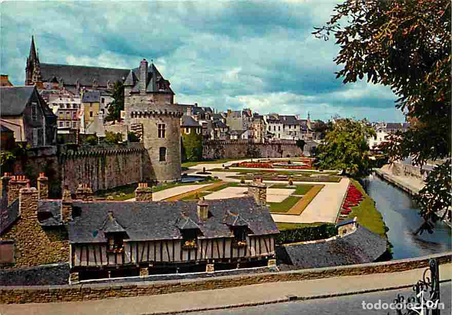 Postales: Francia - 56 - Vannes - Les Remparts - La Tour du Conn&eacute;table - Au premier plan les Lavoirs - Carte N