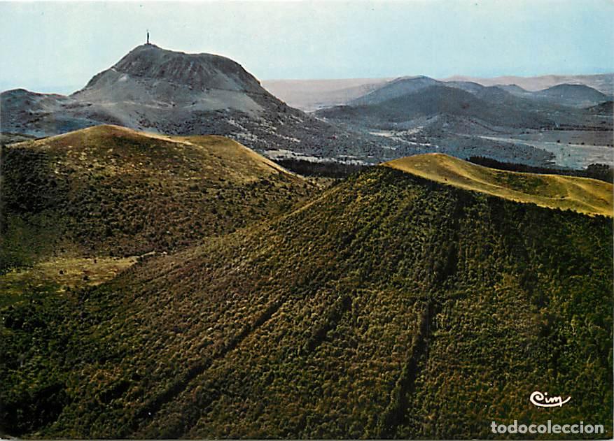 Cartes Postales: Francia - 63 - Le Puy de Dome - Vue a&eacute;rienne - La Cha&icirc;ne des D&ocirc;mes et le Puy de C&ocirc;me au premier plan