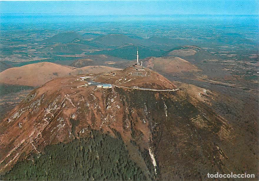 Cartes Postales: Francia - 63 - Le Puy de Dome - et son h&ocirc;tel-restaurant - Montagne sacr&eacute;e des Celtes - Vue a&eacute;rienne