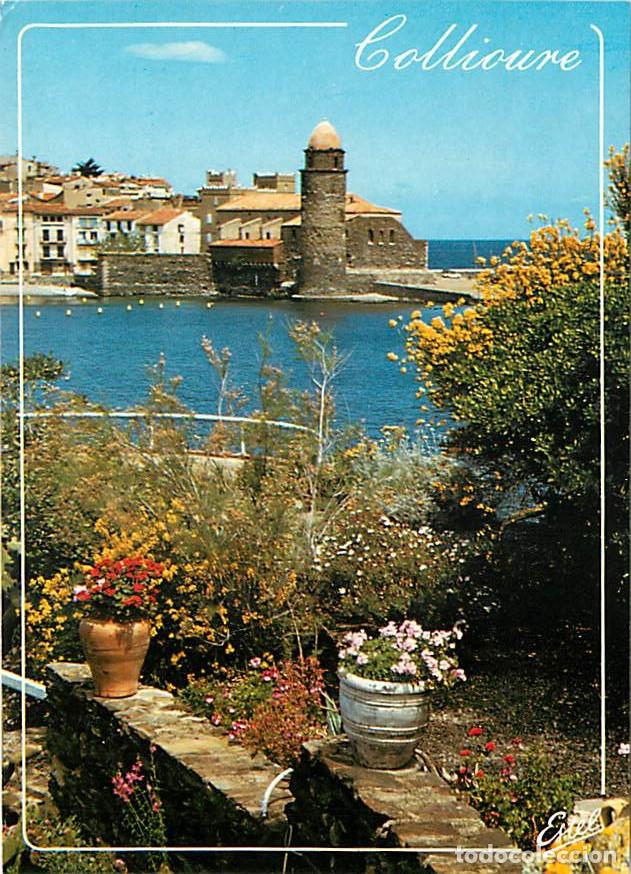 Postcards: Francia - 66 - Collioure - Le vieux port domin&eacute; par le clocher de l'&eacute;glise fortifi&eacute;e Saint-Vincent