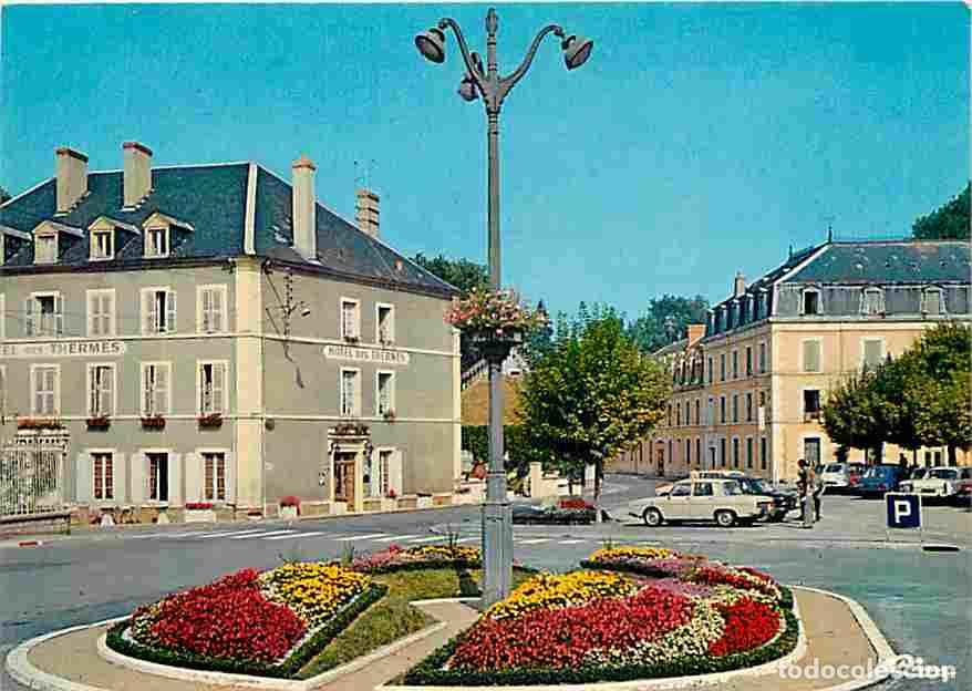 Postales: Francia - 71 - Bourbon-Lancy - Place St-L&eacute;ger - H&ocirc;tel des Thermes - H&ocirc;tel St-L&eacute;ger - Automobiles - F