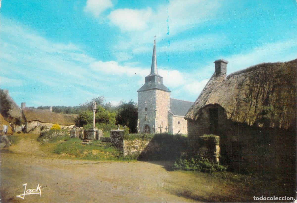 Cartes Postales: Postal Pintoresca: Choza de Techo de Paja e Iglesia en Breta&ntilde;a Interior, Francia
