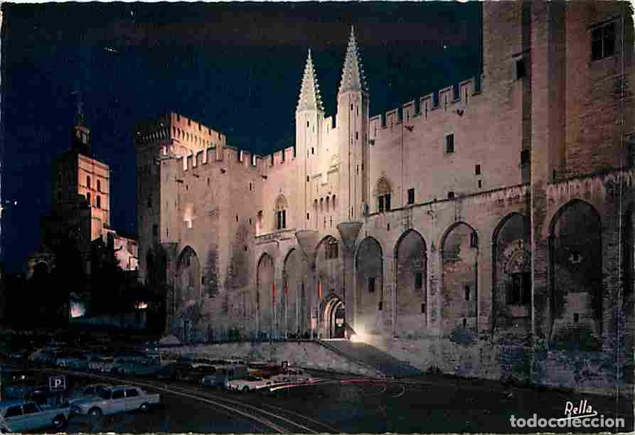 Postales: Francia - 84 - Avignon - Le Palais des Papes et la Tour de la Campane vus de nuit - Automobiles - Fl