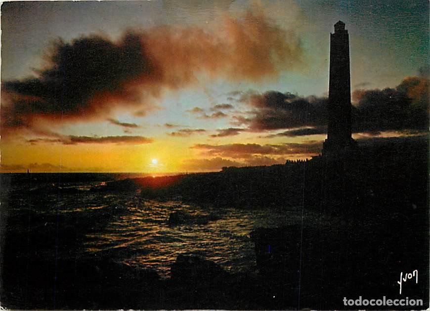 Postales: Francia - 85 - Les Sables d'Olonne - Coucher de soleil sur le Phare de l'Armand&egrave;che - CPM - Voir Sca