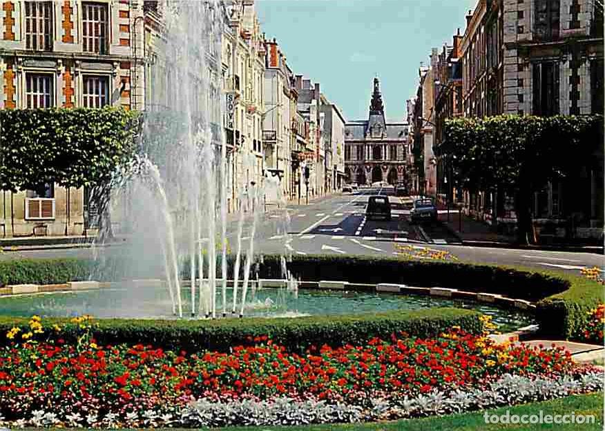 Postales: Francia - 86 - Poitiers - Le Jet d'eau - La rue Victor Hugo - L'Hotel de Ville - Automobiles - Fleur
