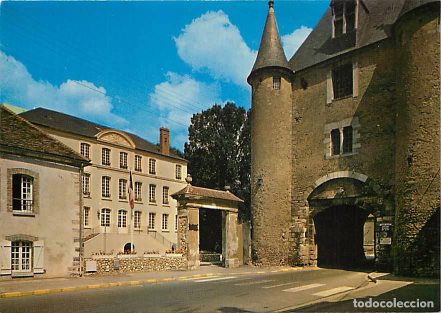 Postales: Francia - 89 - Villeneuve sur Yonne - L'H&ocirc;tel de Ville et la Porte de Sens - Carte Neuve - CPM - Voi