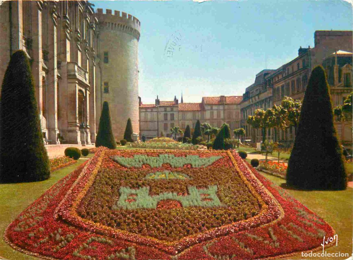 Postales: Francia - 16 - Angouleme - L'H&ocirc;tel de Ville et le Massif Fleuri aux Armes de la Ville - Fleurs - CPM