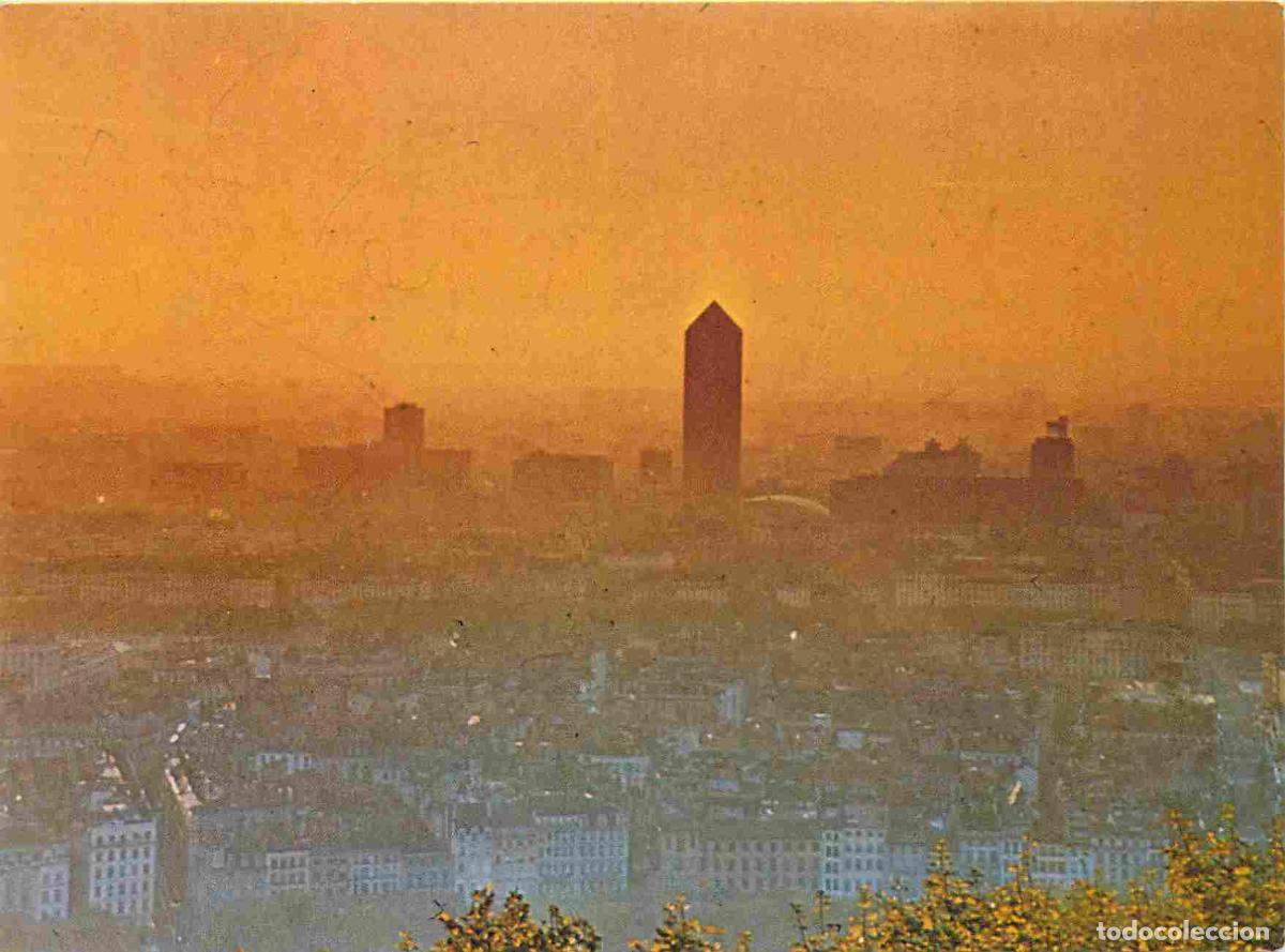 Postales: Francia - 69 - Lyon - Lever de soleil sur Lyon - au fond la tour de la Part-Dieu - CPM - Voir Scans