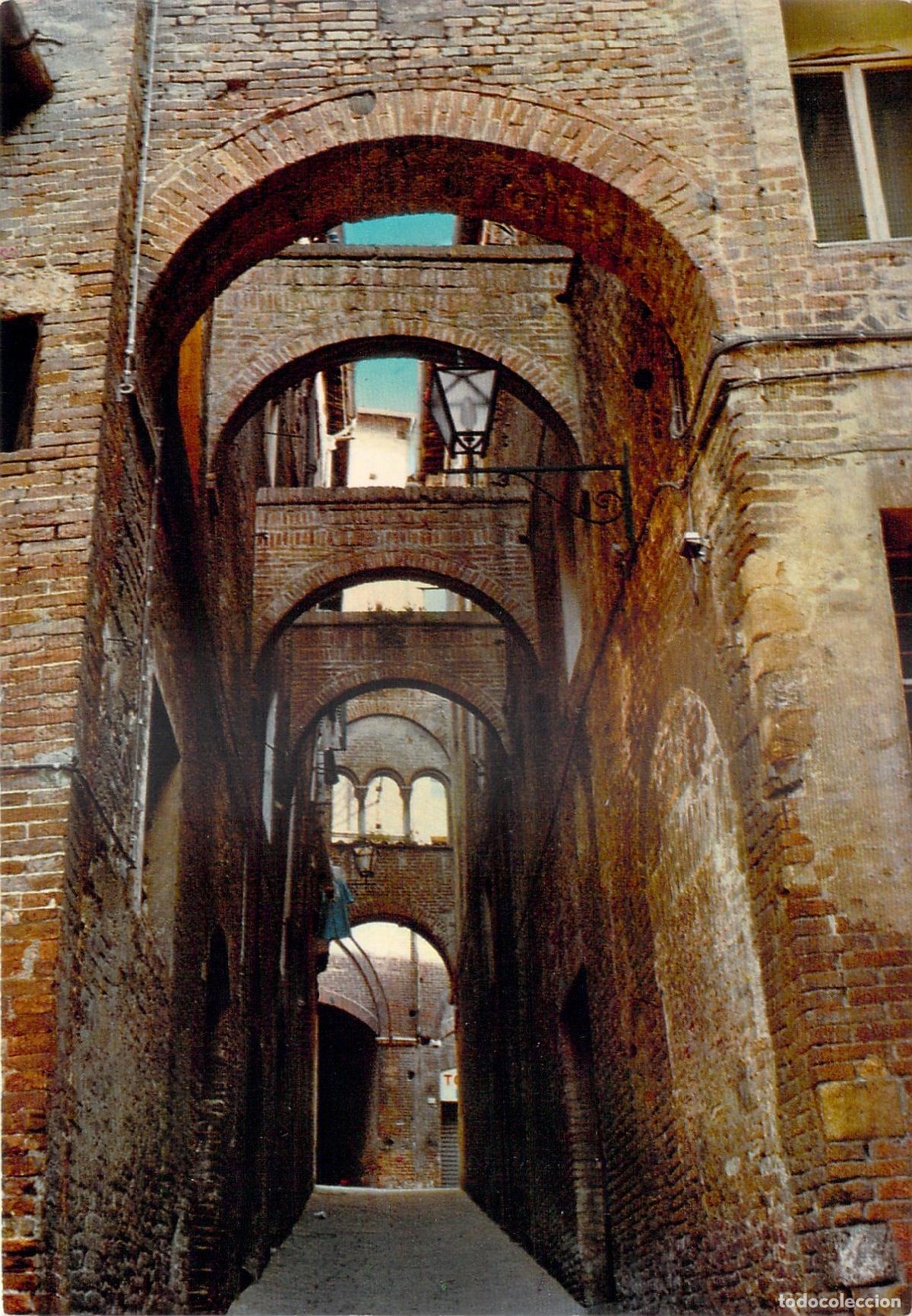Cartoline: Postal de Siena: V&iacute;a della Galluzza, Callej&oacute;n Hist&oacute;rico con Arcos de Ladrillo