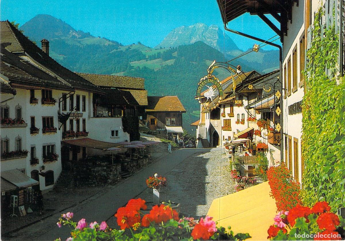 Cartoline: Postal de Gruy&egrave;res, Suiza: Calle pintoresca y Hotel de Ville en los Alpes