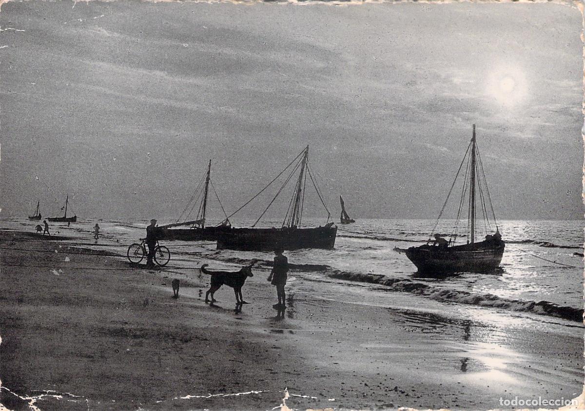 Postcards: Postal de Nieuwpoort-Bains B&eacute;lgica con Barcos en la Playa