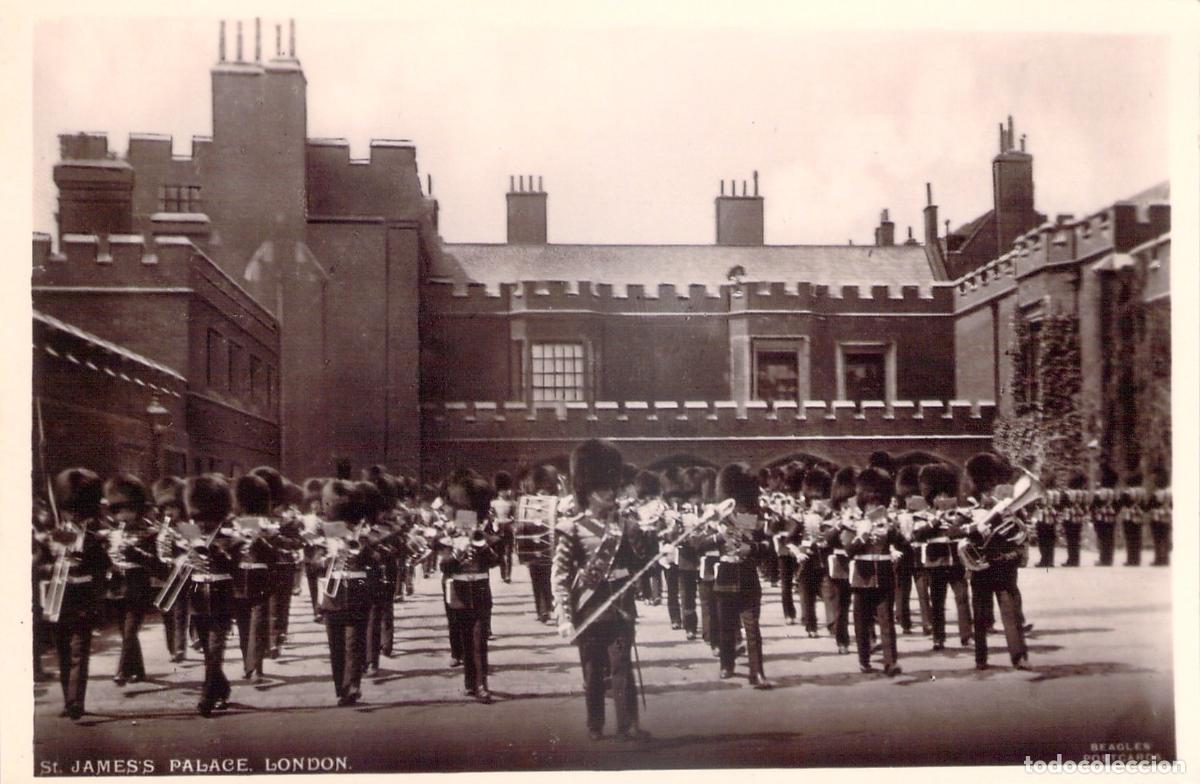 Postales: Postal del Palacio de St. James con la Banda Militar en Londres