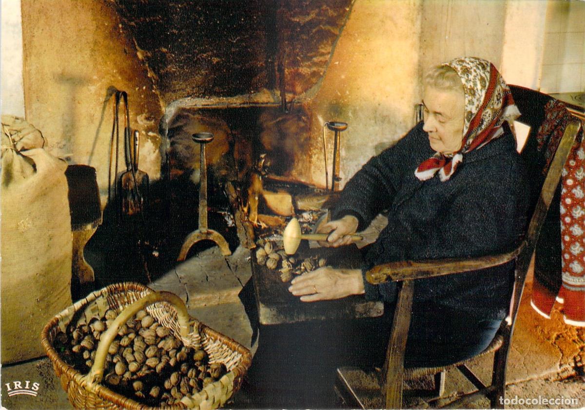 Postales: Postal de Perigord - La Cascanueces Tradicional en la Chimenea