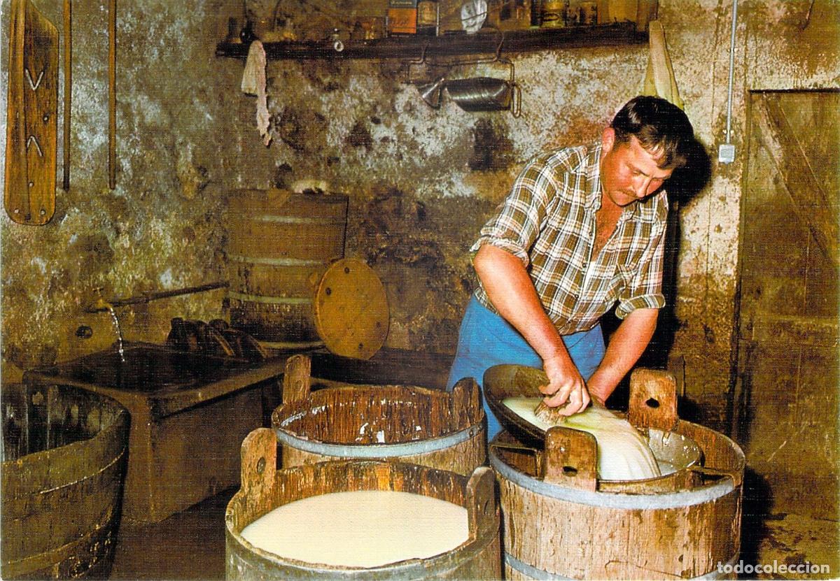Postales: Postal de la elaboraci&oacute;n artesanal del queso Cantal en Francia