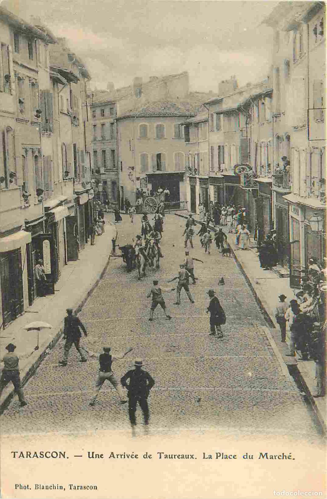 Postcards: Carte Postale Ancienne - 13 - Tarascon - Une Arriv&eacute;e de Taureaux - La Place du March&eacute; - Anim&eacute;e - CPA