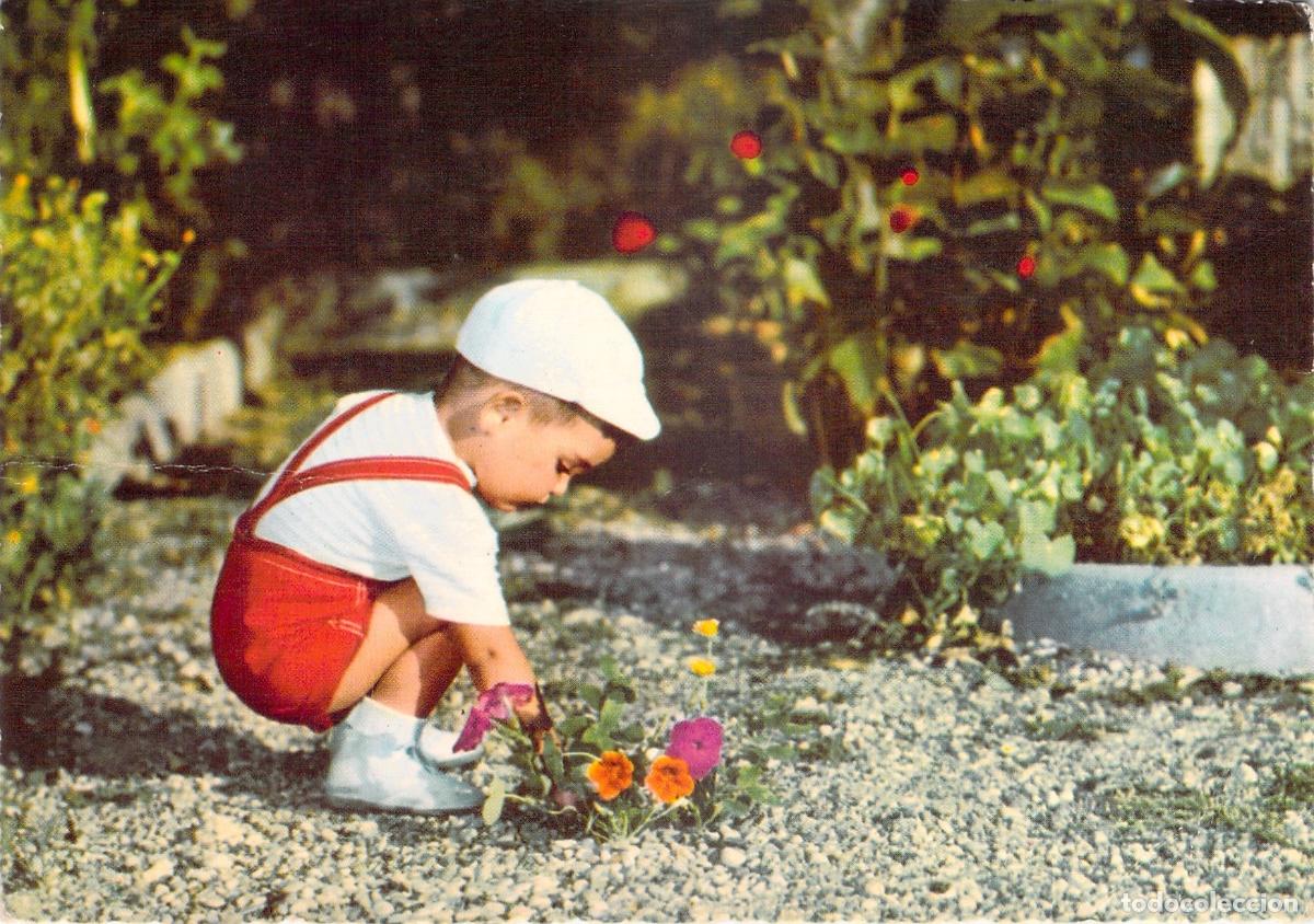 Postales: Postal de Ni&ntilde;o con Flores en un Jard&iacute;n - Impresa en B&eacute;lgica